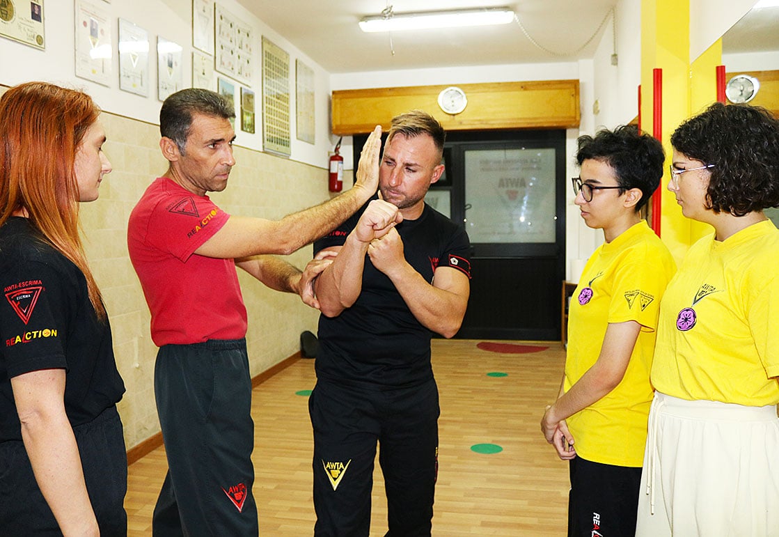 istruttore_mostra_tipo_di_difesa_a_donne
